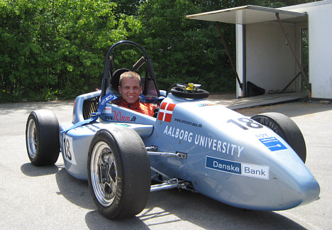 Marco Sørensen i bilen fra Aalborg Universitet.